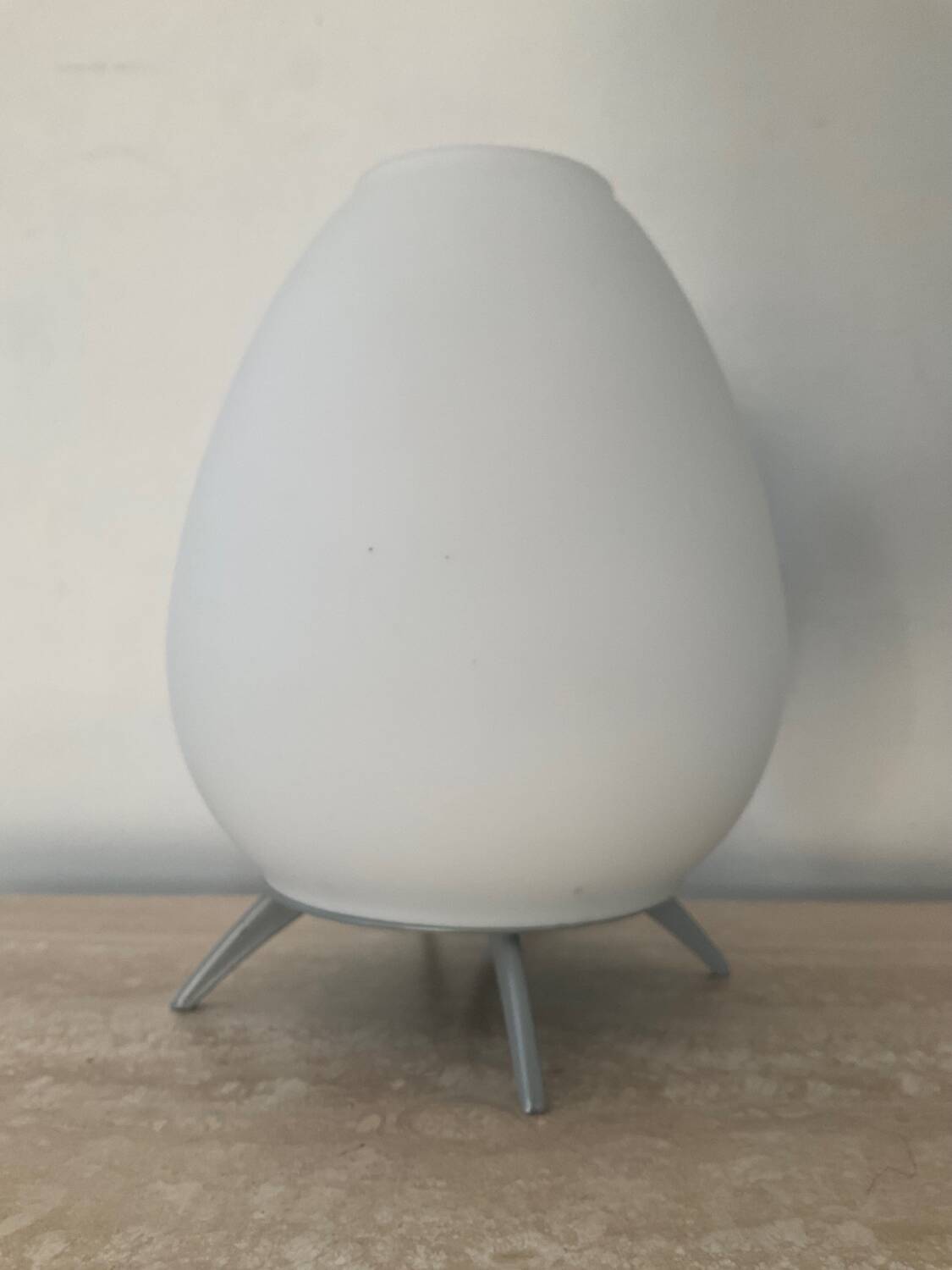 Lampe tripode en opaline et métal