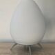 Lampe tripode en opaline et métal