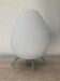 Lampe tripode en opaline et métal
