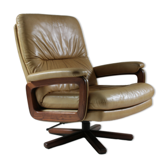 Fauteuil de salon en cuir par André Vandenbeuck
