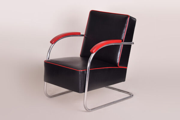 Paire de fauteuils Mucke Melder en cuir noir et rouge fabriqués en Tchéquie des années 1930.