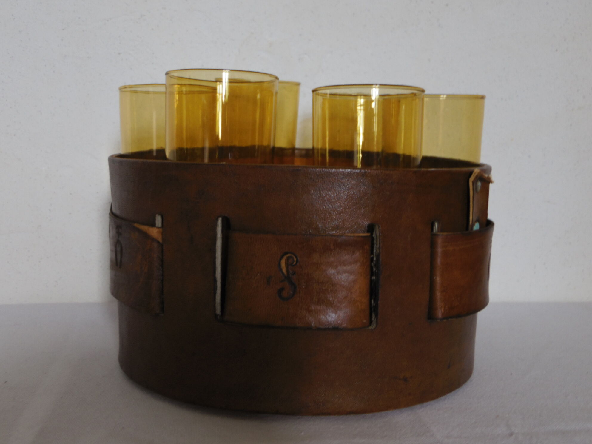 6 glasses orangeade in their leather bucket