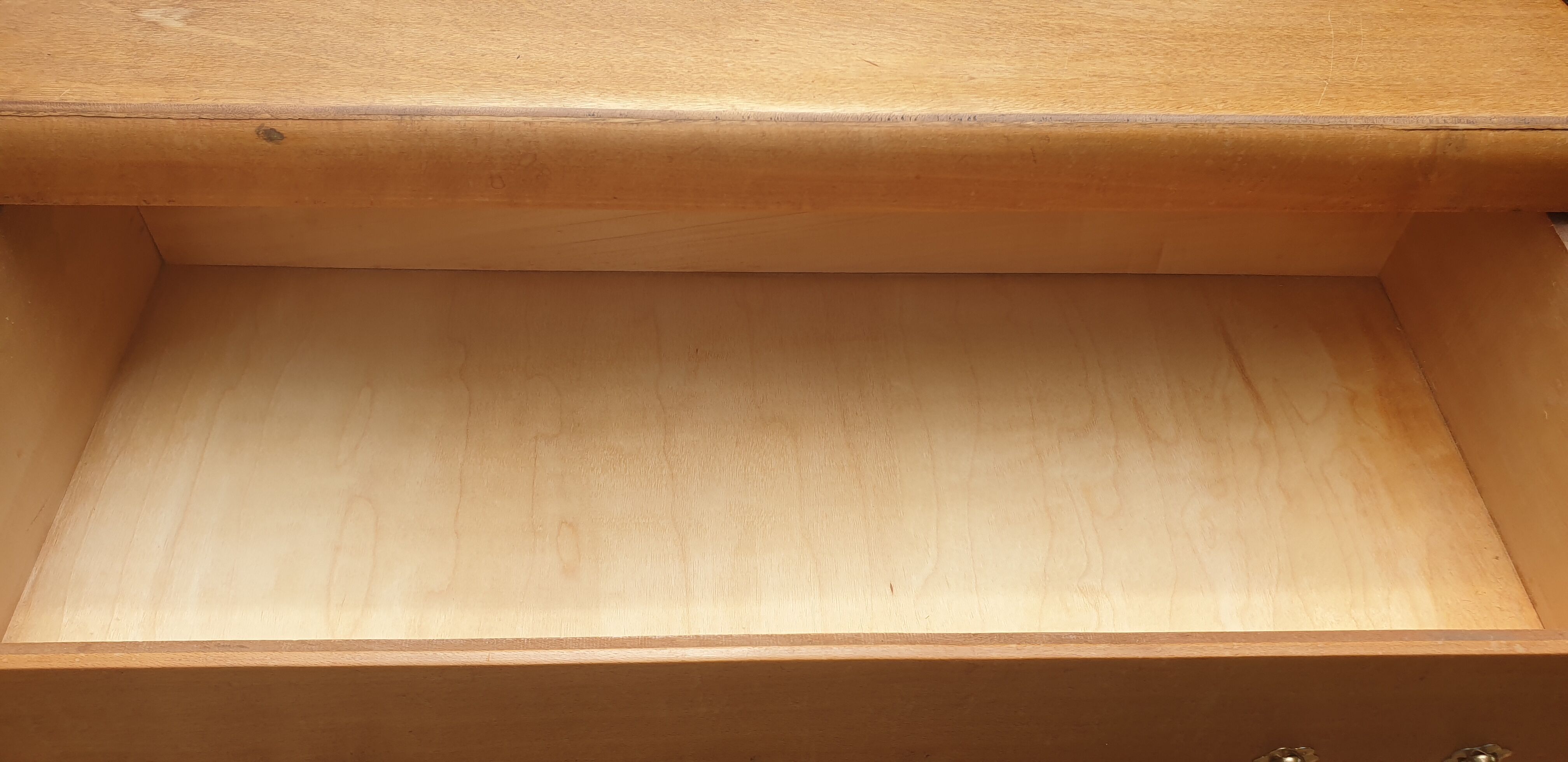 Dresser compass feet