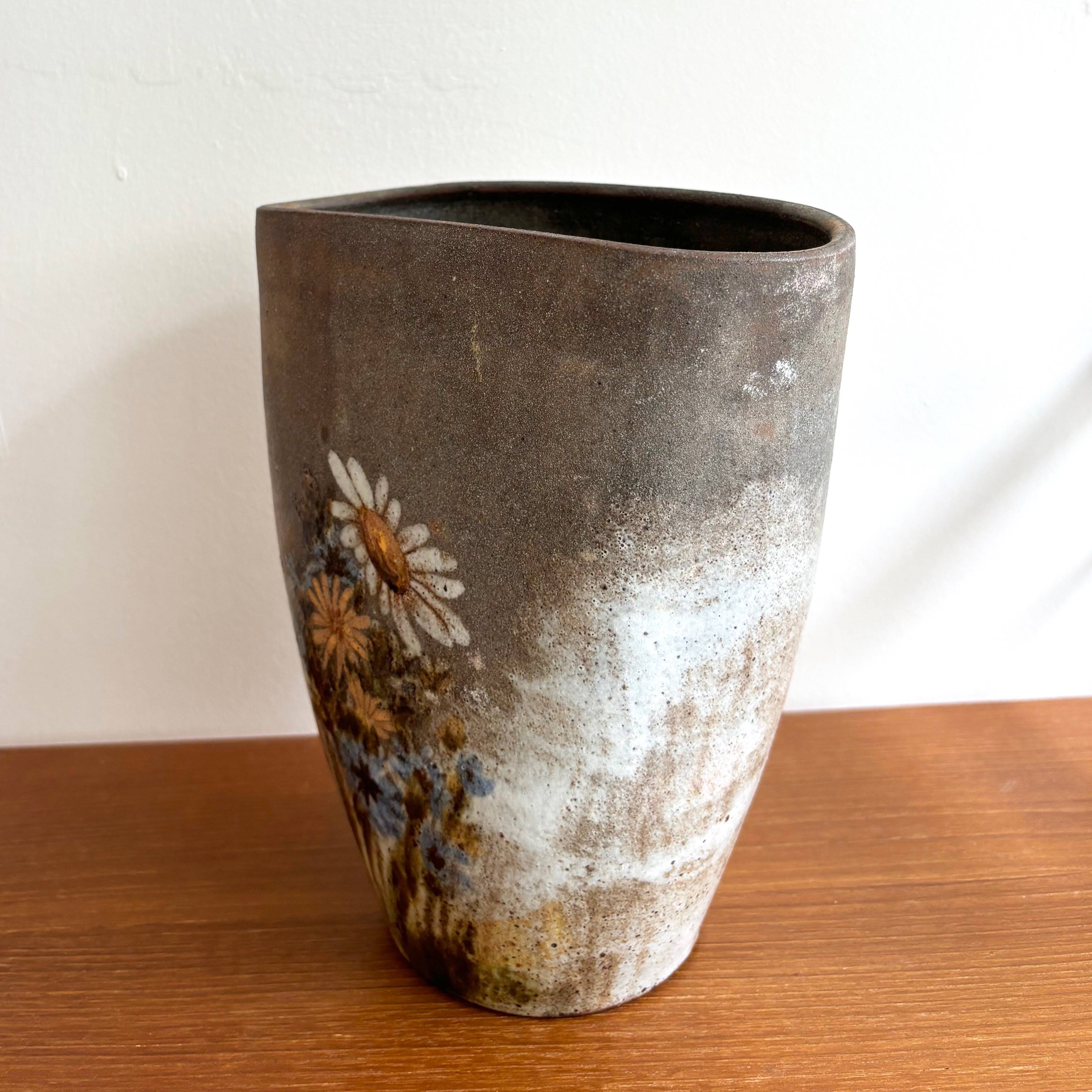 Kostanda ceramic vase