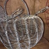 Ancien panier à oeufs en fil de fer et mailles