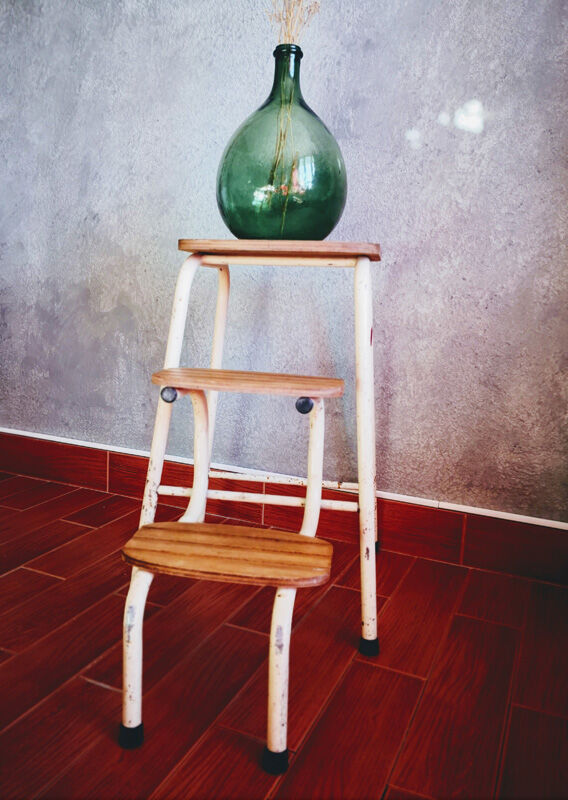Market foot stool