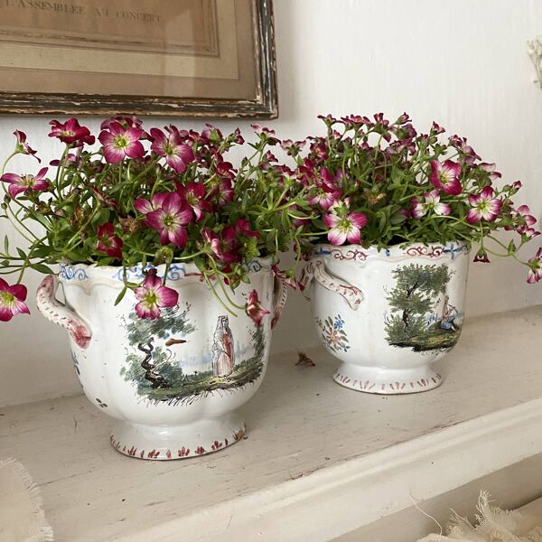 Paire de cache-pots anciens en faïence française , décor scènes champêtres