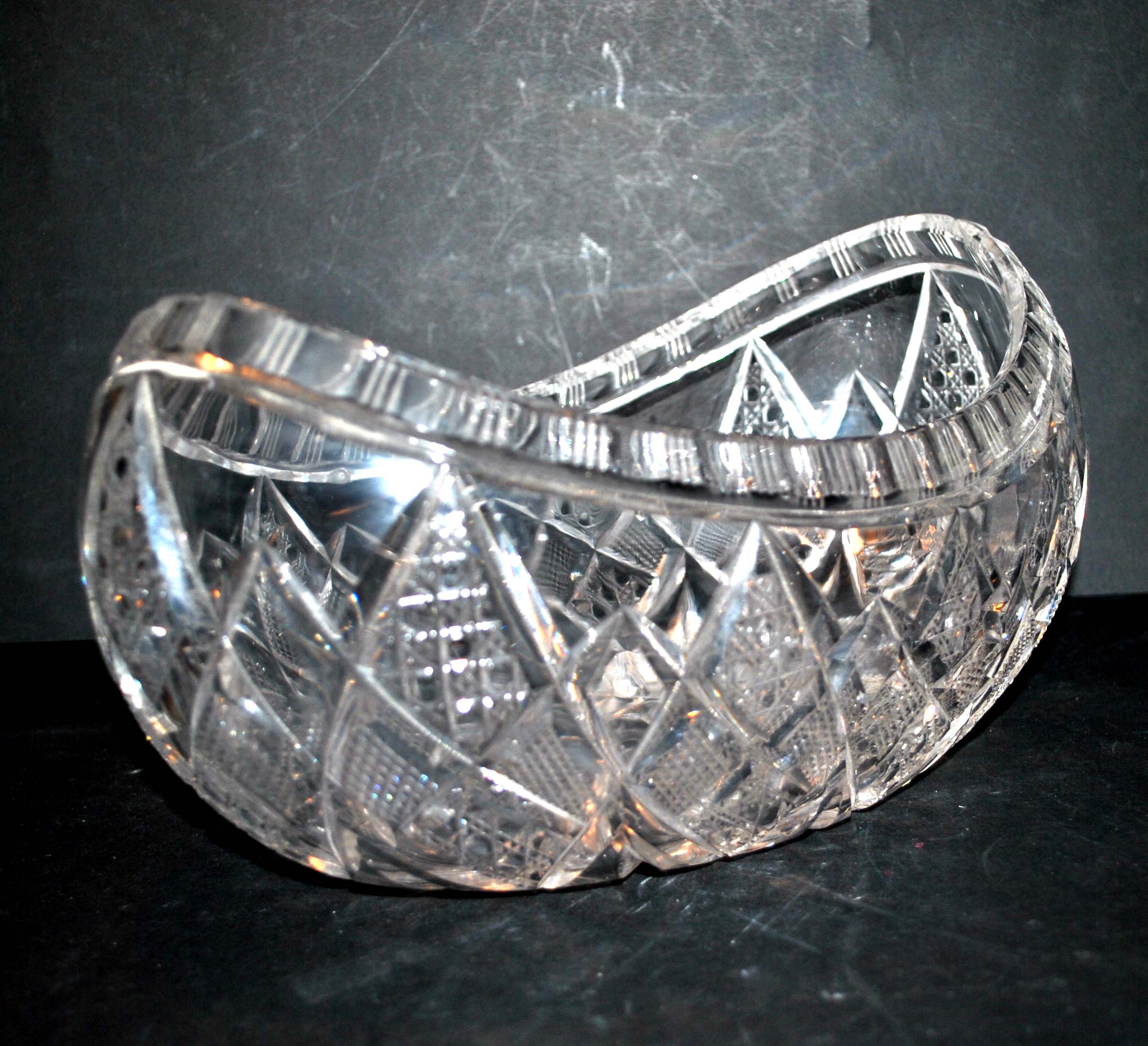 Coupe corbeille en cristal taillé saint-louis taille diamant forme gondole 1900