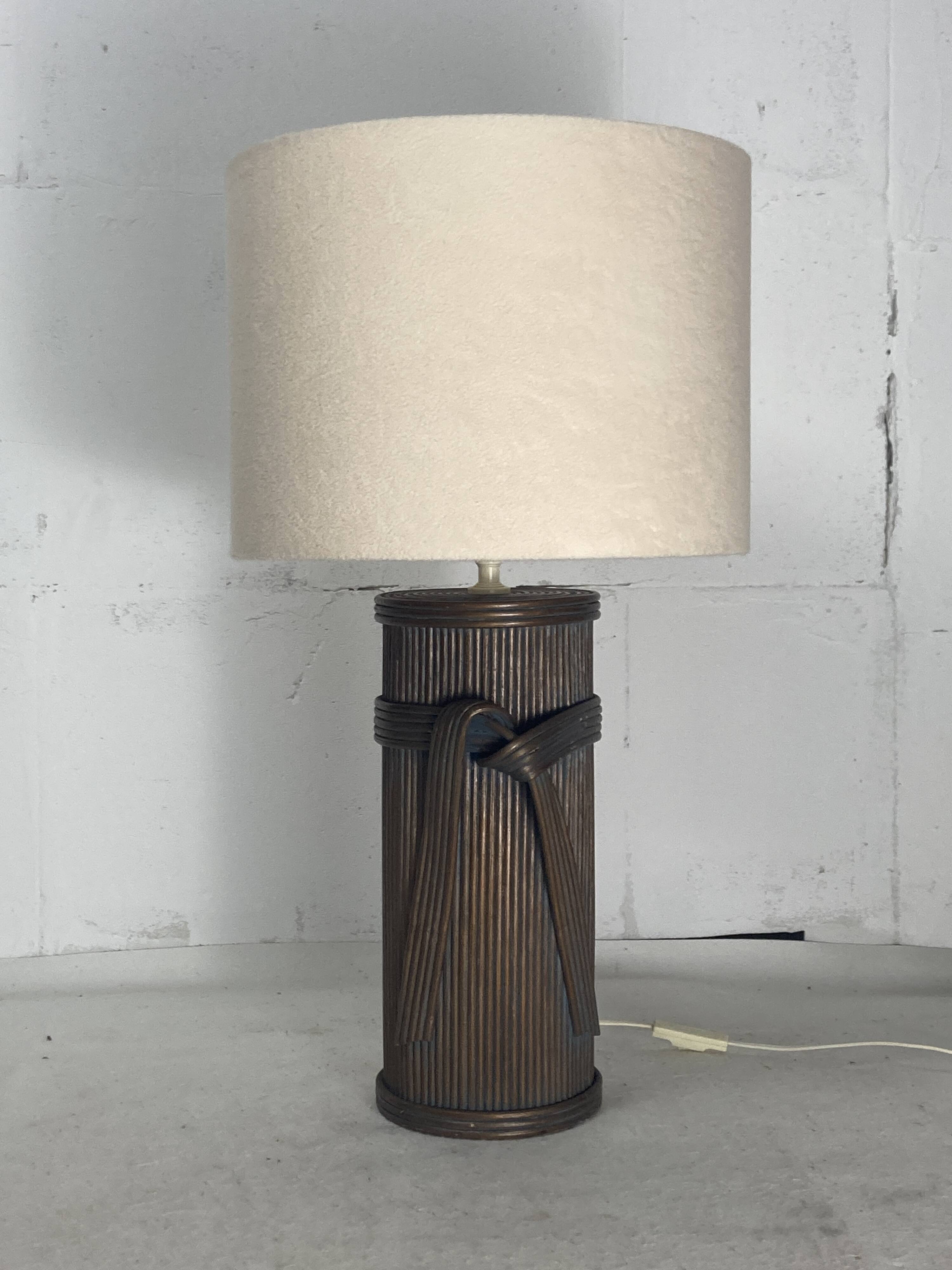 Grande lampe de table pilier en bambou et rotin en roseau, abat-jour bouclé, Italie années 1970