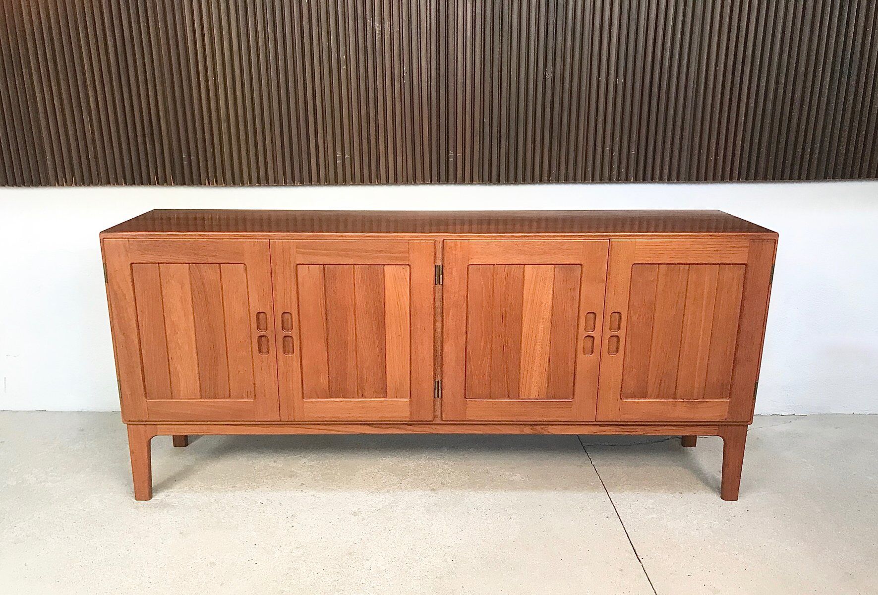 Buffet scandinave en teck massif, Danemark années 1960