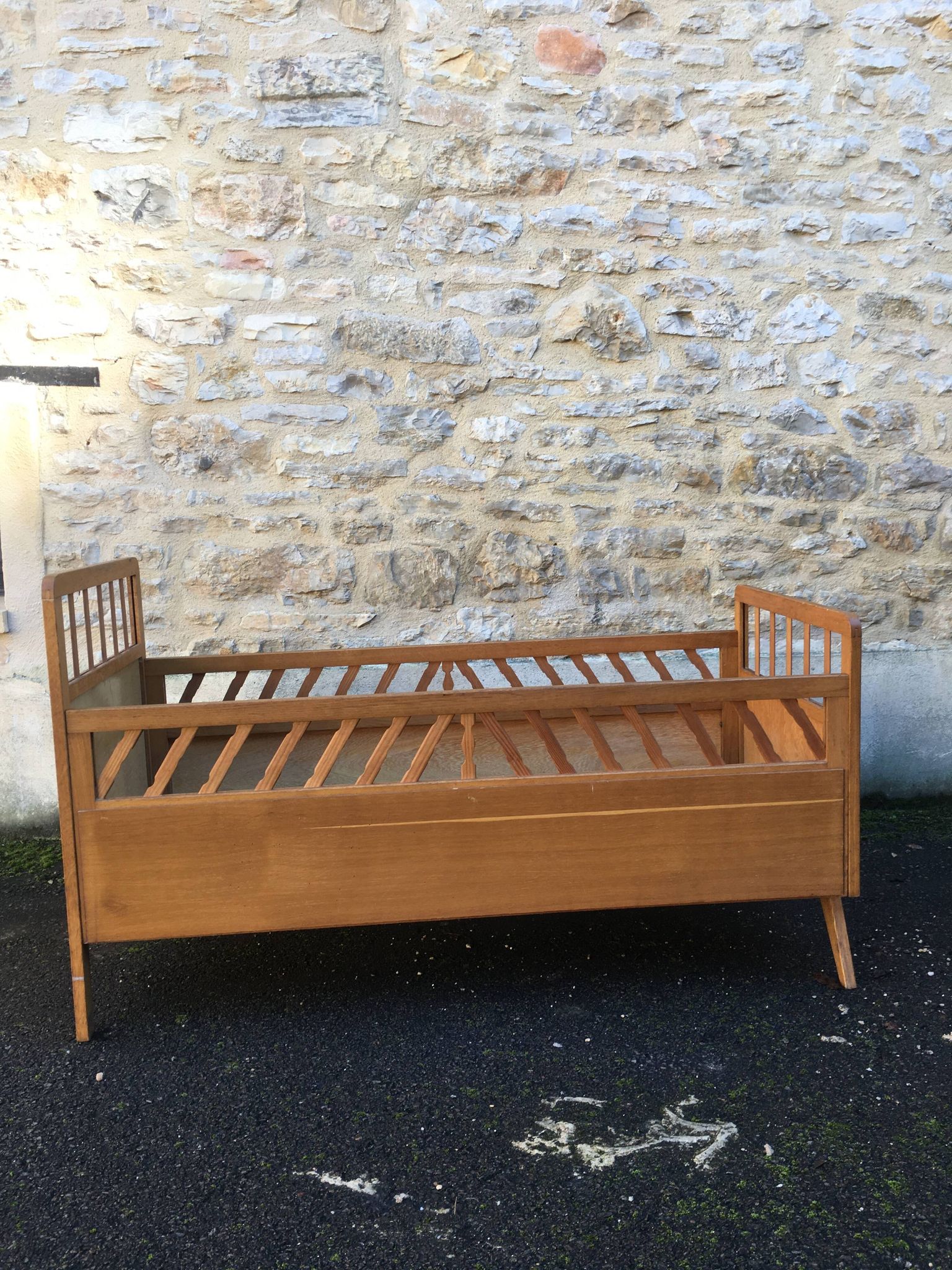 Lit enfant en bois pied compas