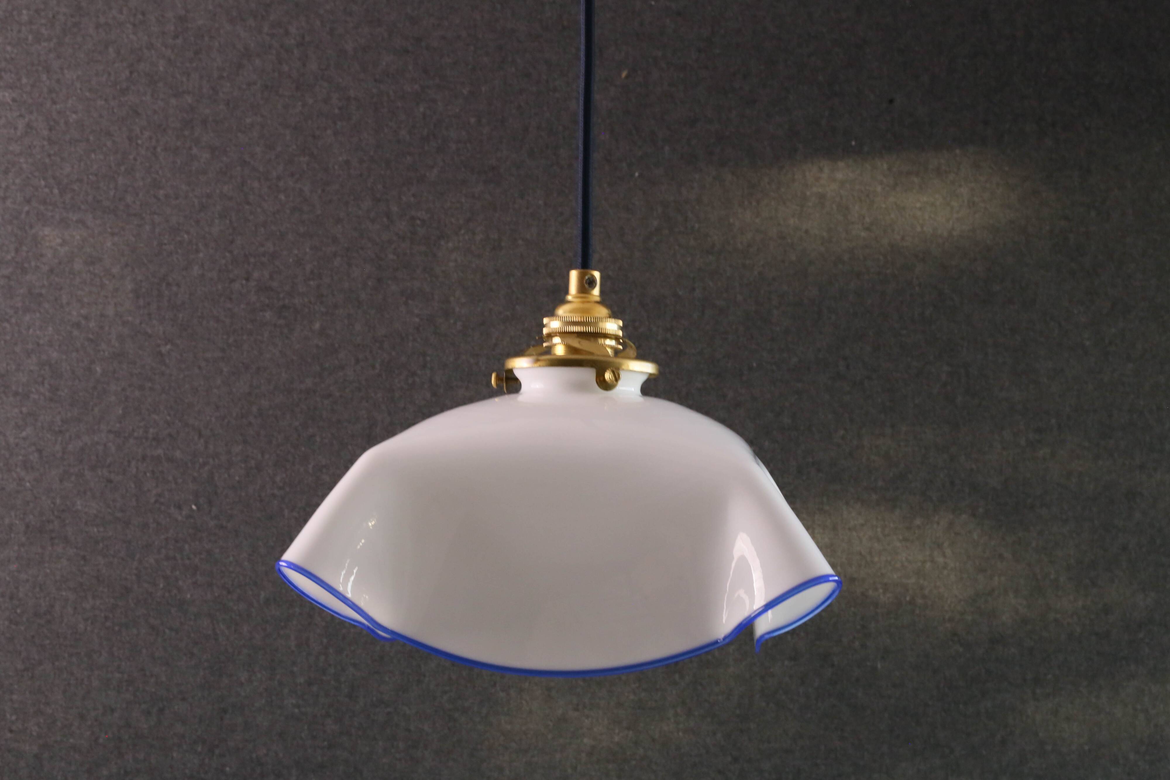 Suspension ancienne en opaline blanche avec filet translucide bleu, suspension française  circa 1950
