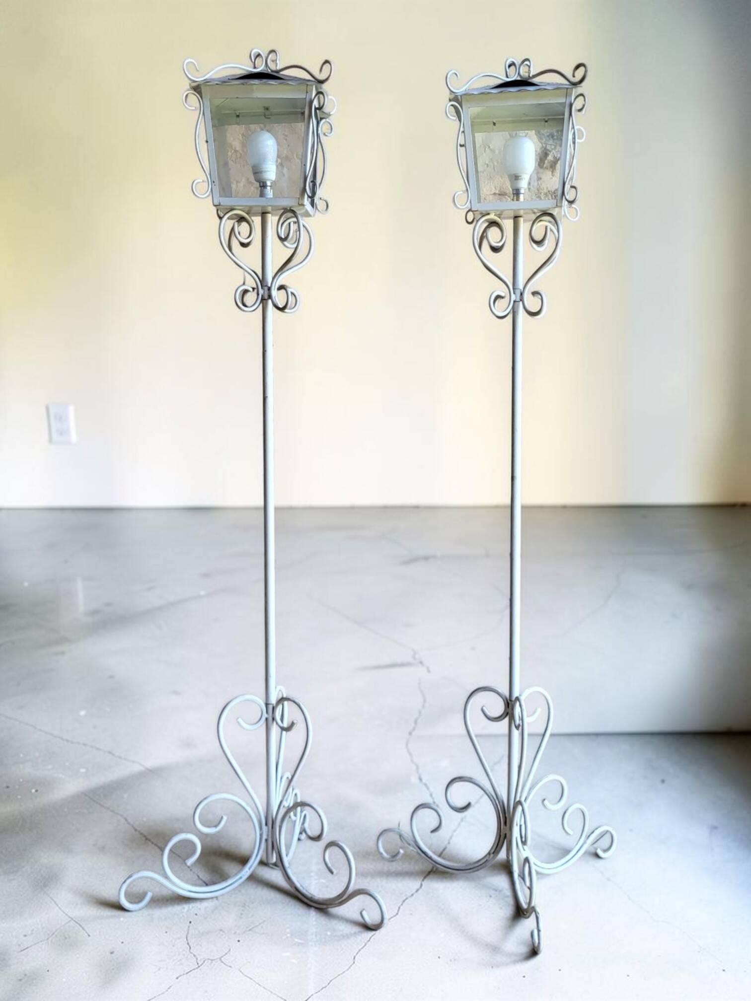 Wrought iron floor lamp (*2)