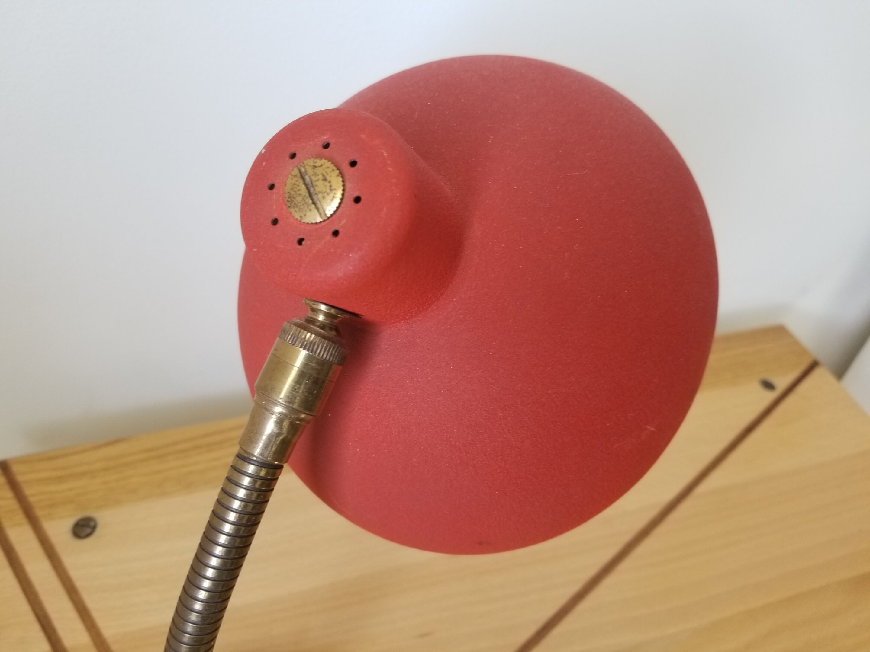 Vintage laying lamp in brass and grainy red aluminum - 50s