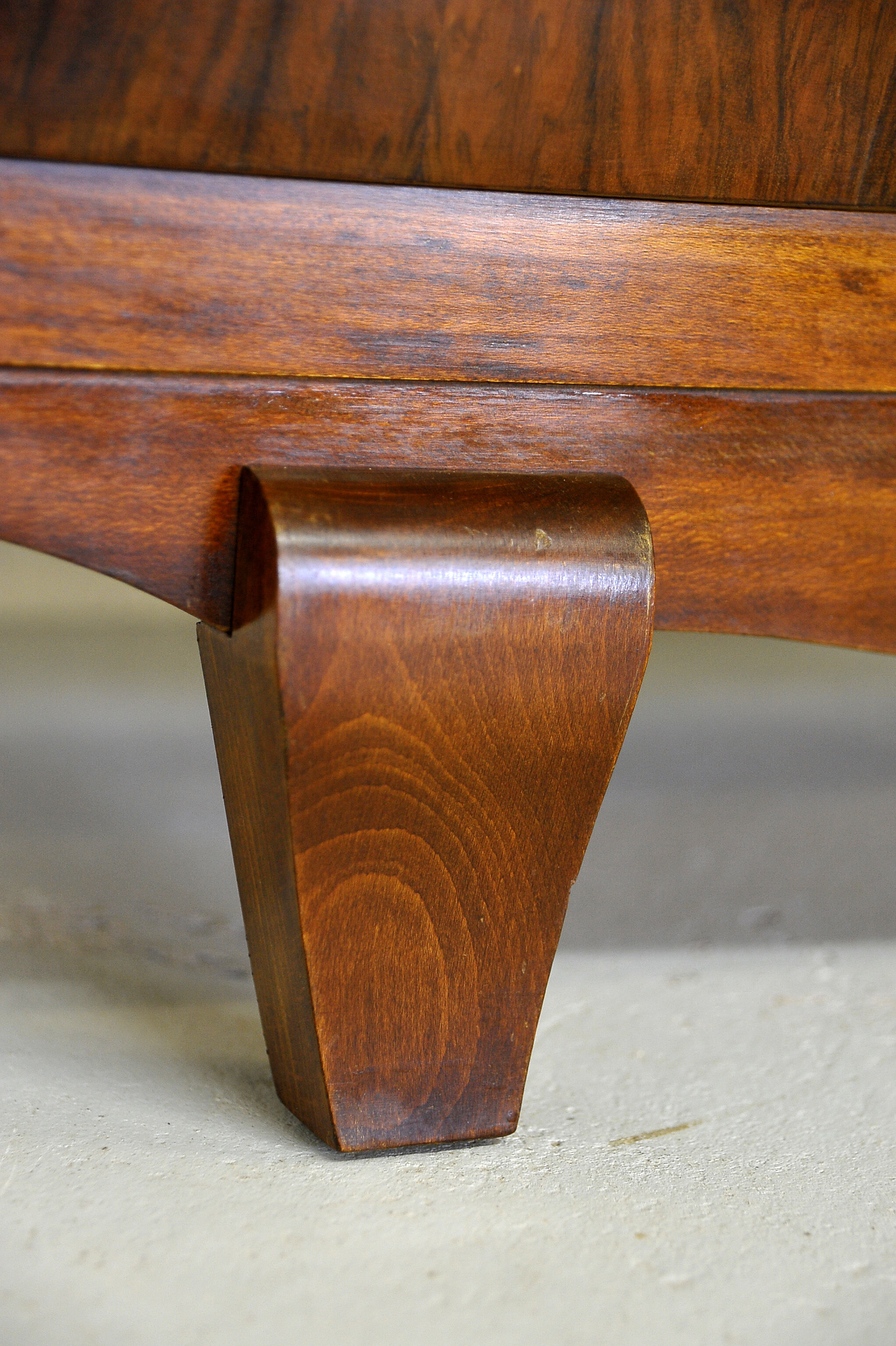 Art Deco chest of drawers in walnut veneer, circa 1930