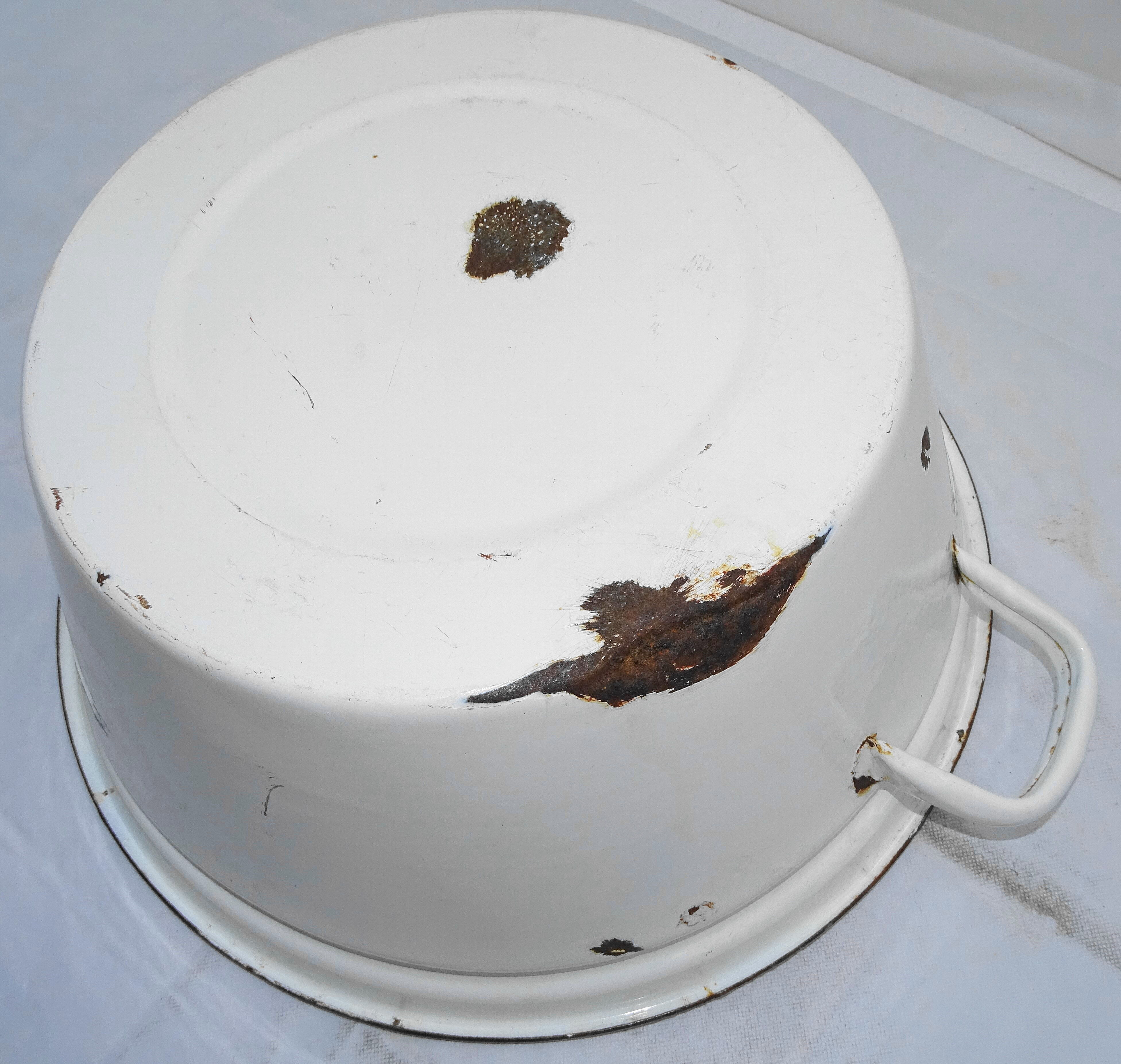 Enamelled iron basin