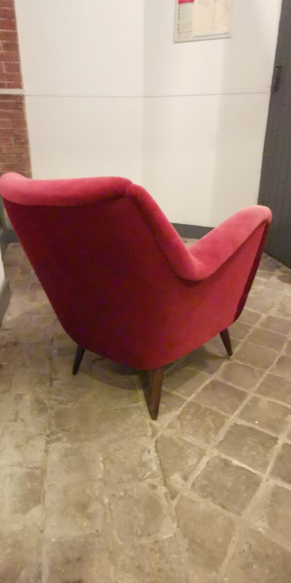 Paire de fauteuils organique des années 50 velours rouge