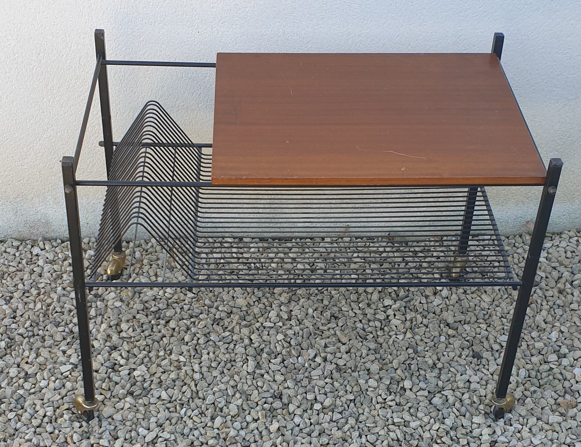 Desserte ranges vintage vinyls on wheels