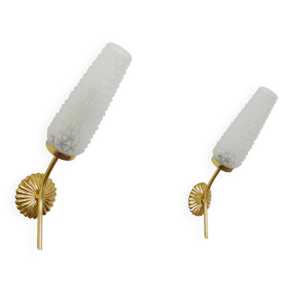 Pair of tulip brass wall sconces in diamond chiseled glass. 70s
