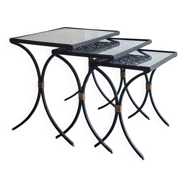 Ensemble de 3 tables d'appoint en fer forgé noir avec des accents dorés, années 1950.