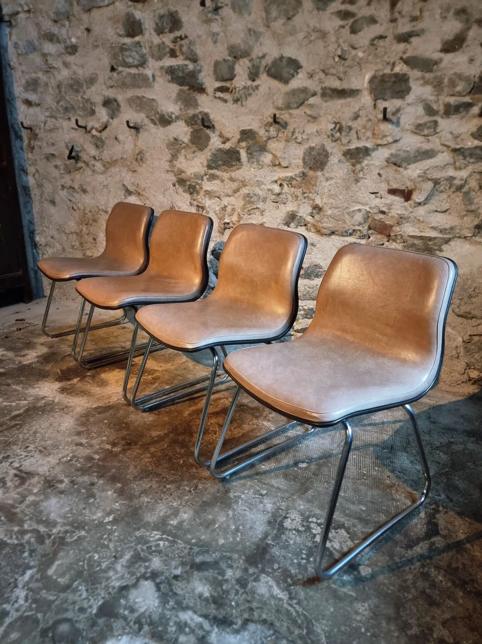 Ensemble de quatre chaises vintage françaises à piètement luge en vinyle beige-taupe, 1976