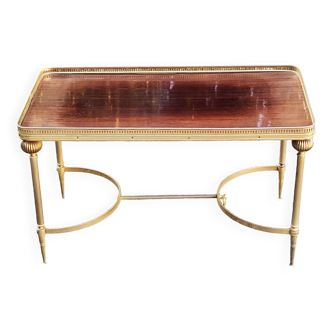 Table basse des années 70 de style néo-classique en laiton doré plateau placage acajou