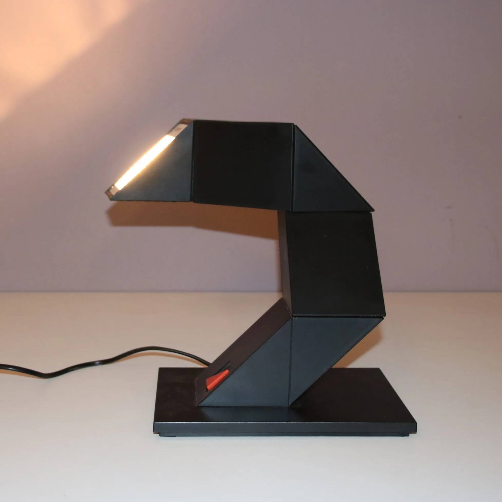 Lampe de bureau « Zig Zag » des années 1980, conçue par Shui L. D. Chan pour New Horizons, Hong Kong.
