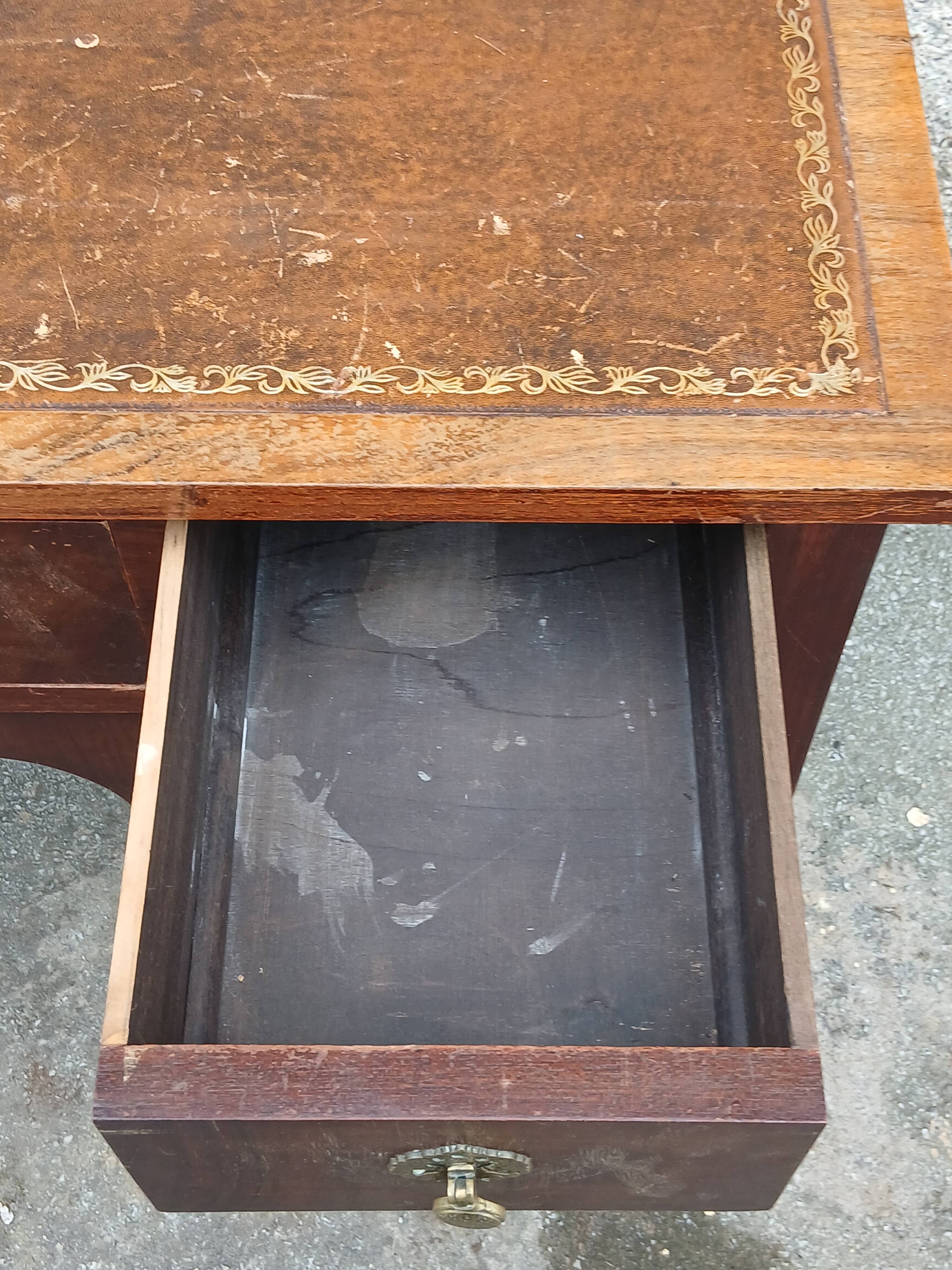 Chippendale-style desk in mahogany veneer.