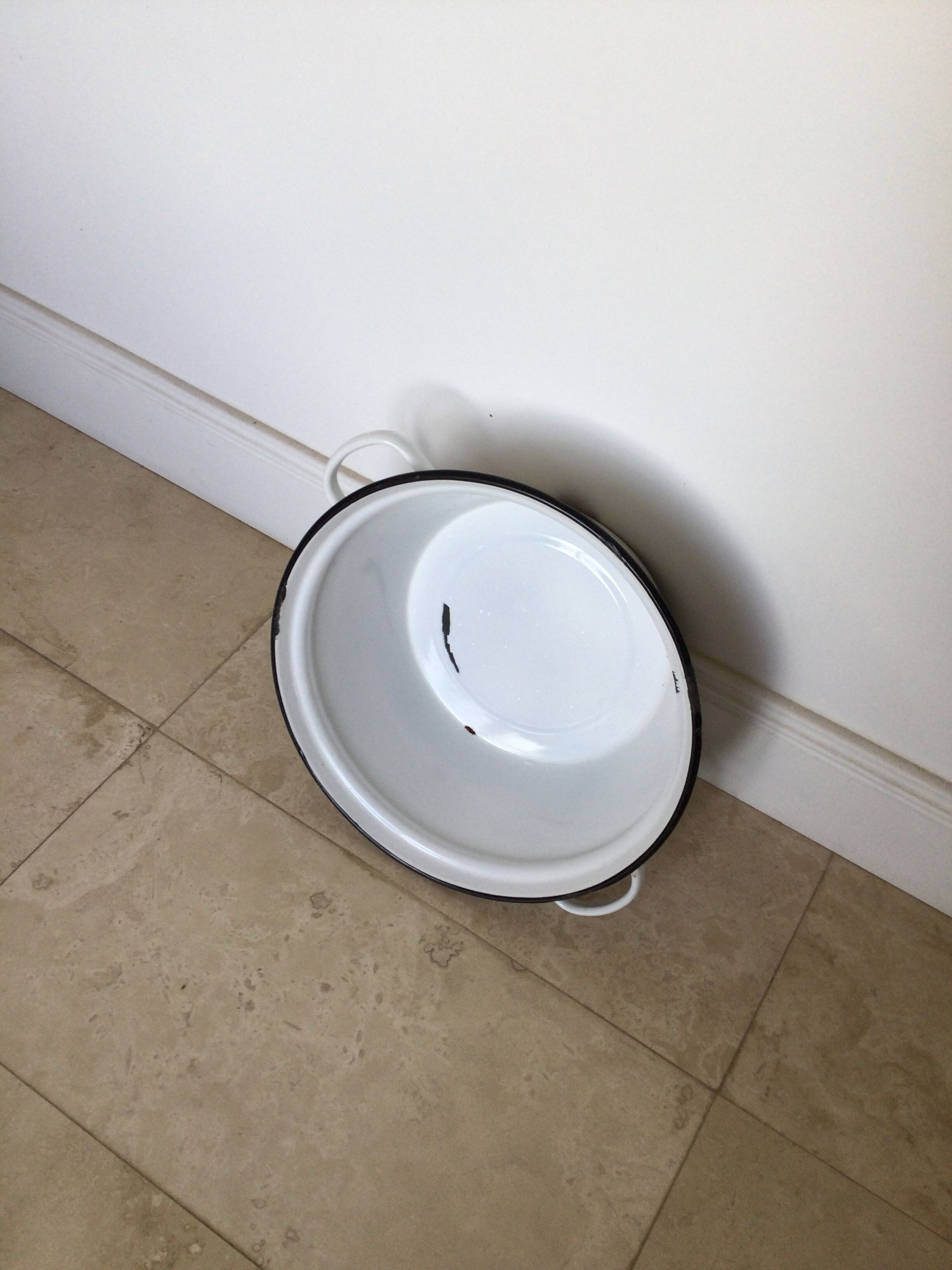 Basin, cache jar in enamelled sheet metal