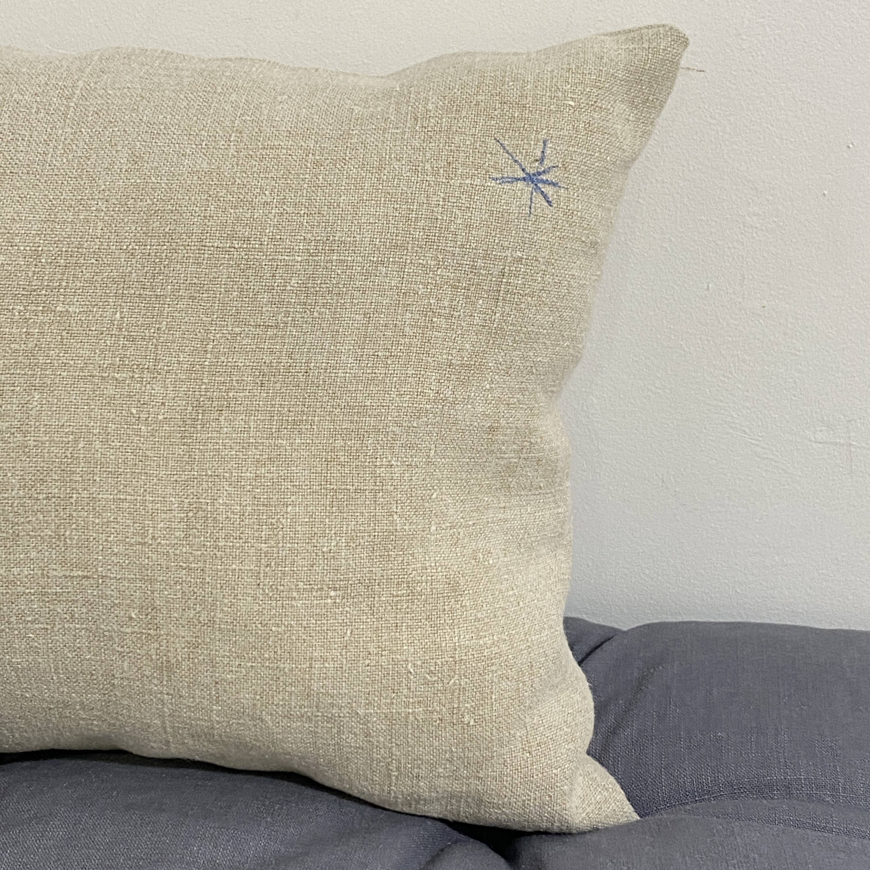 Coussin en toile ancienne style Kilim