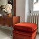 Pouf vintage Jean Roche en velours orange à franges
