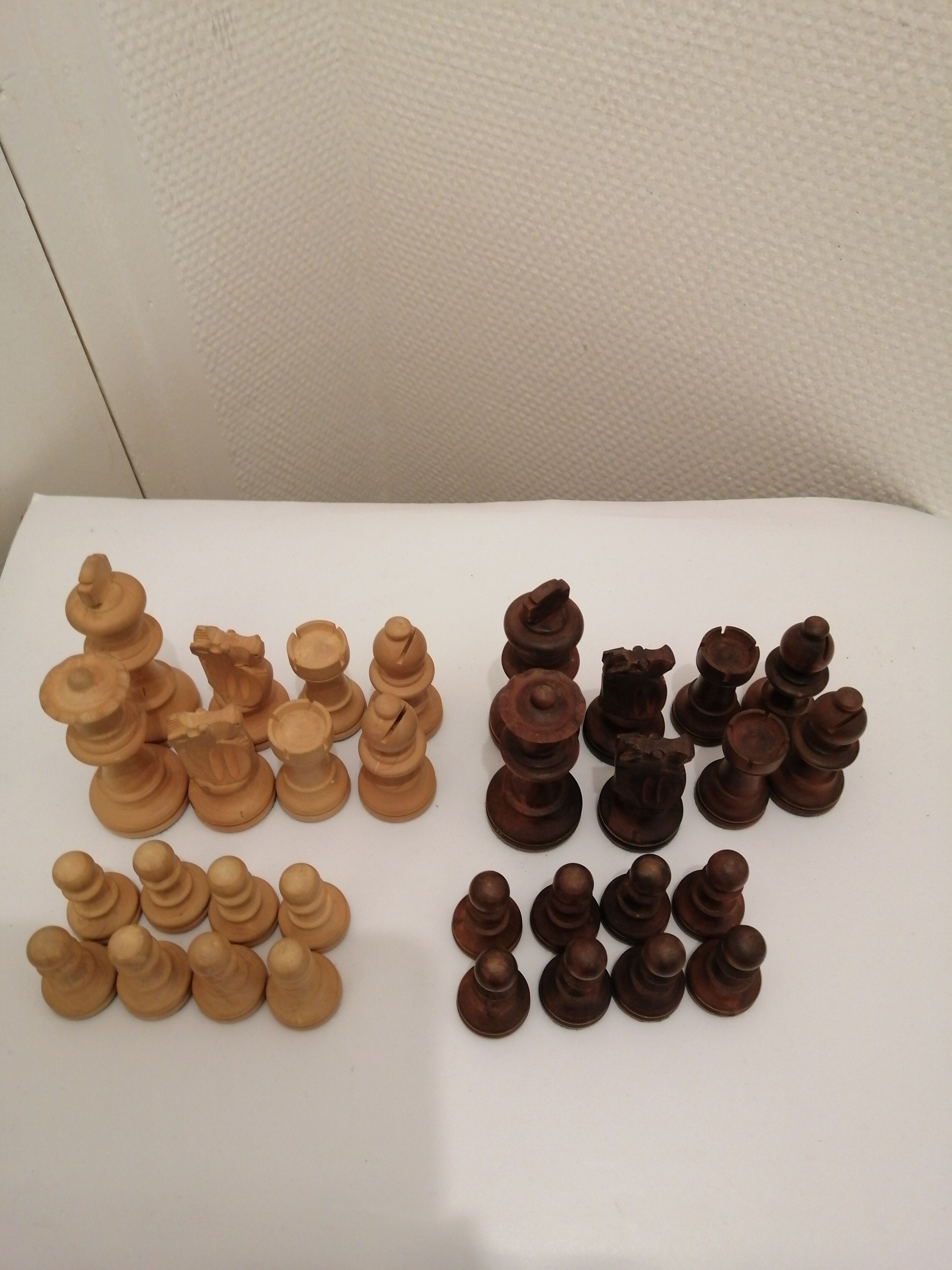 Box of 32 boxwood chess pawns