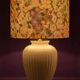 Grande lampe de table maximaliste florale avec une base en céramique Delft et un nouvel abat-jour.