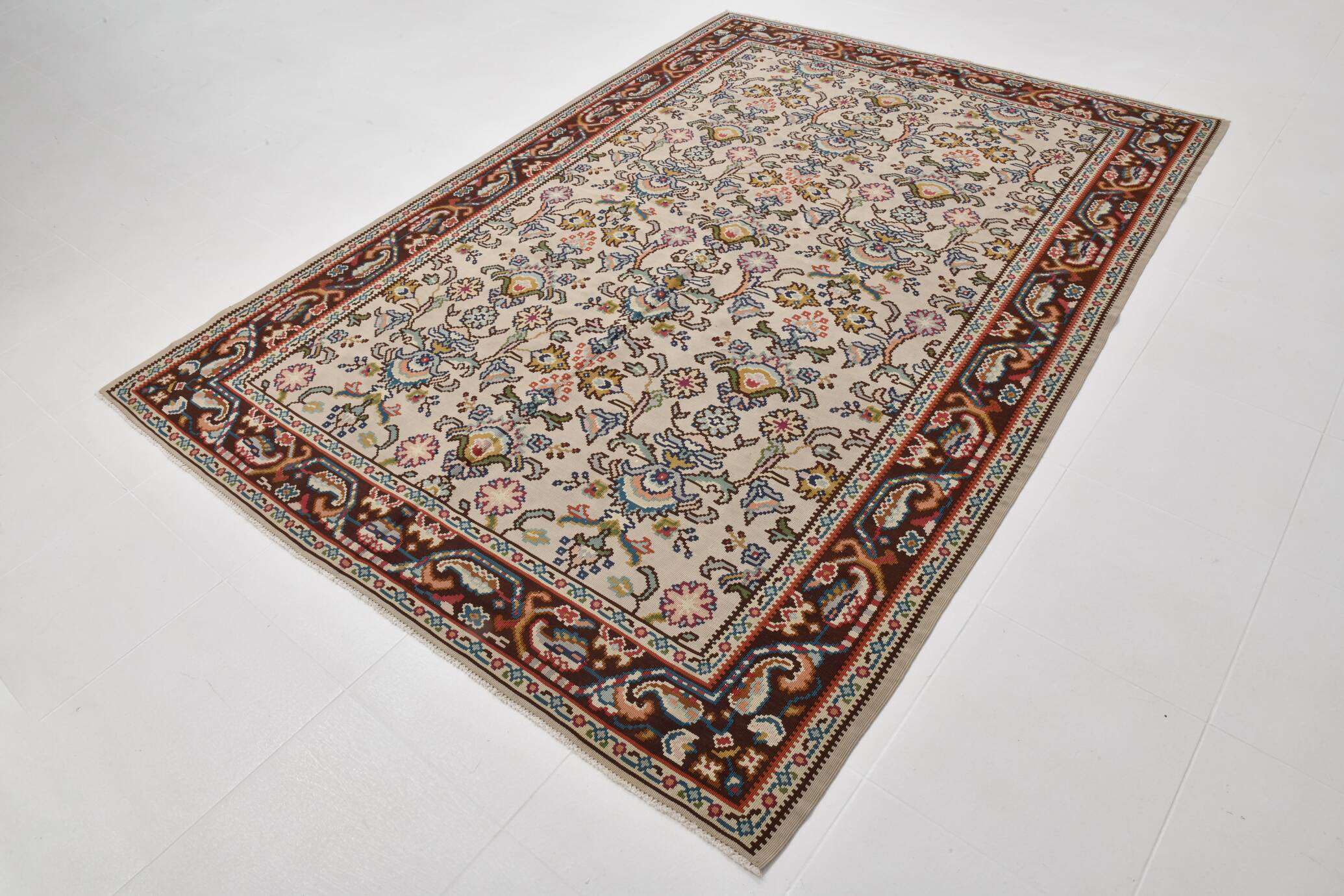 Kilim persan tons crème et bordeaux, motifs floraux élégants vintage