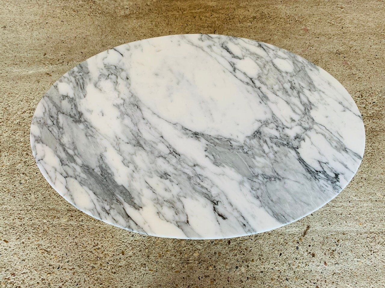 Eero Saarinen coffee table, oval, "Tulip" by Knoll International, circa 70's