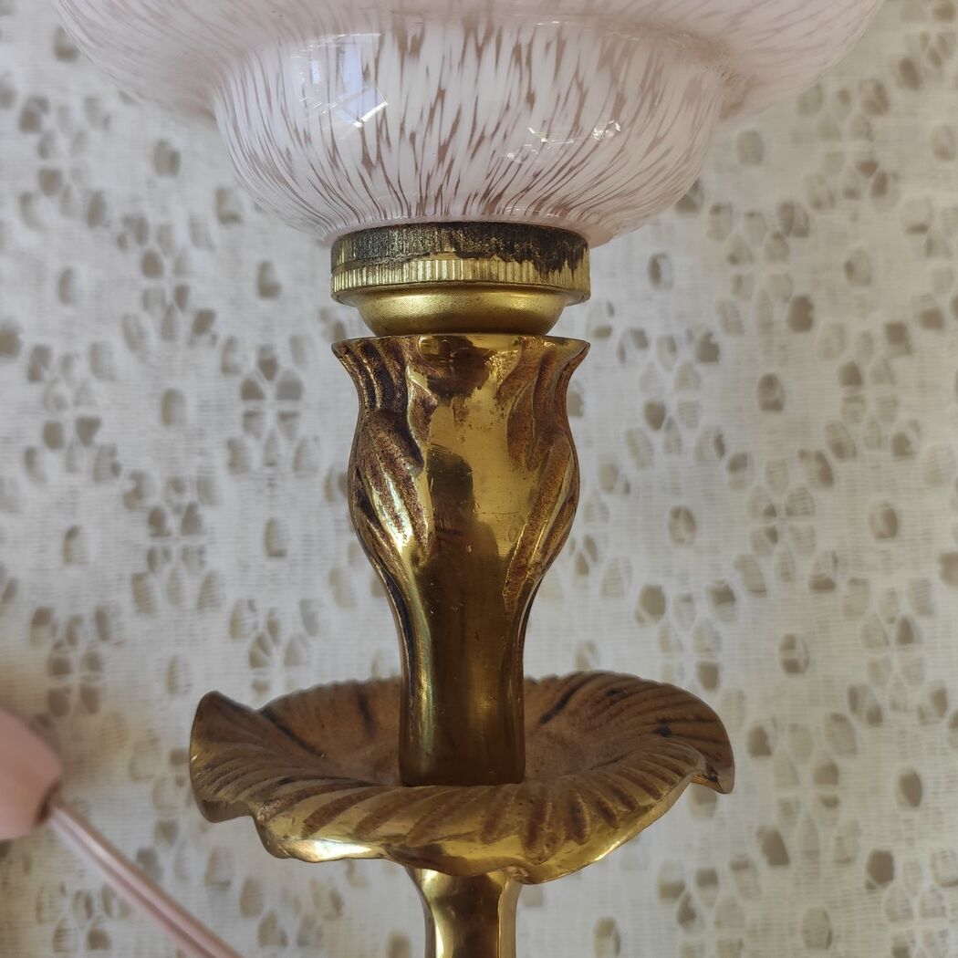 Pink clichy globe lamp and golden metal foot