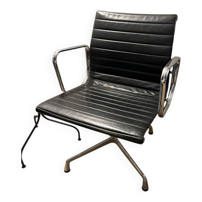 Fauteuil EA 108 Eames édition Vitra