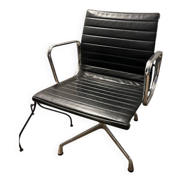 EA 108 Eames armchair, Vitra edition
