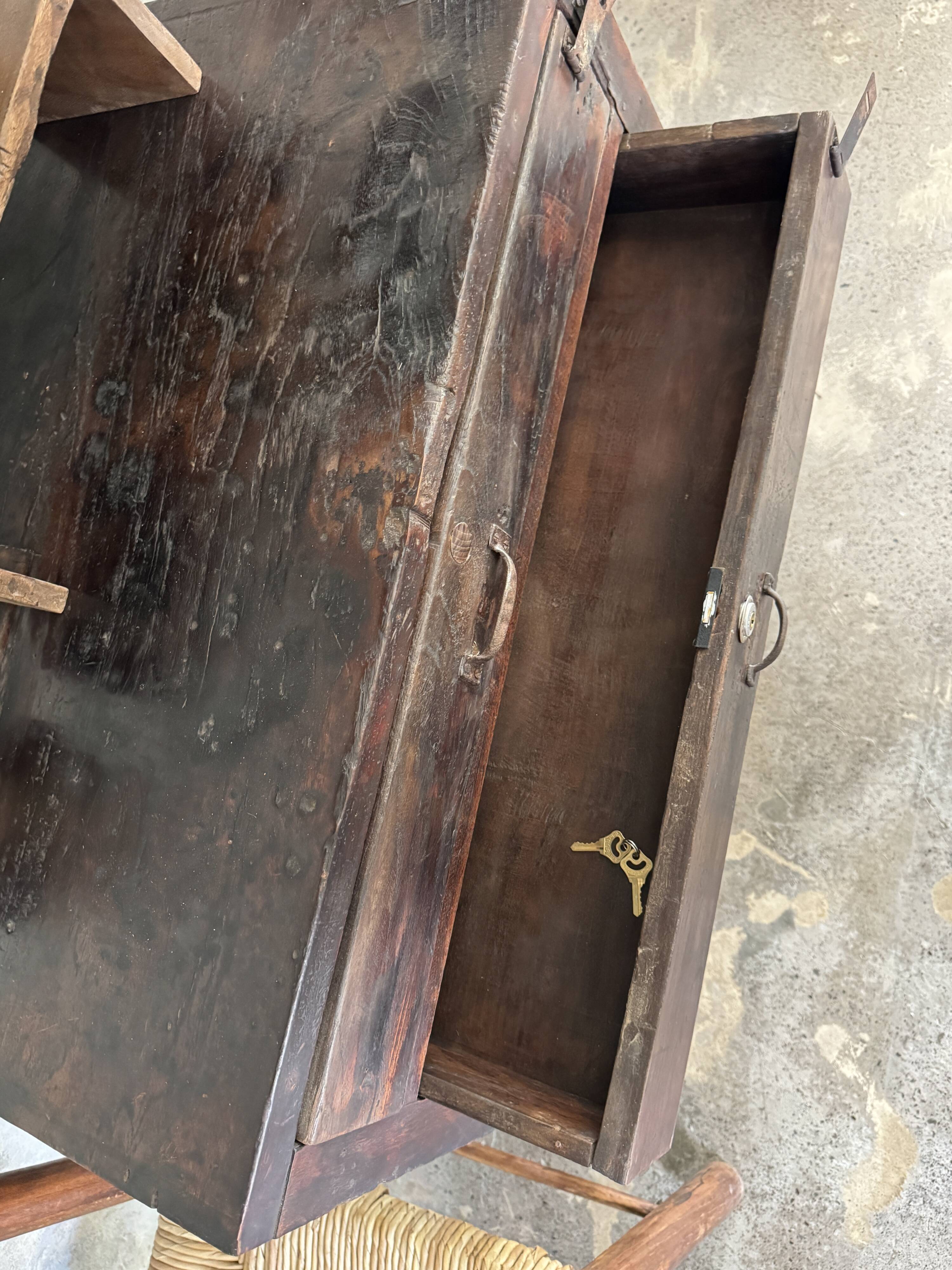 Meuble de métier ancien indonésien en teck à deux tiroirs H80,5 L79,5x51