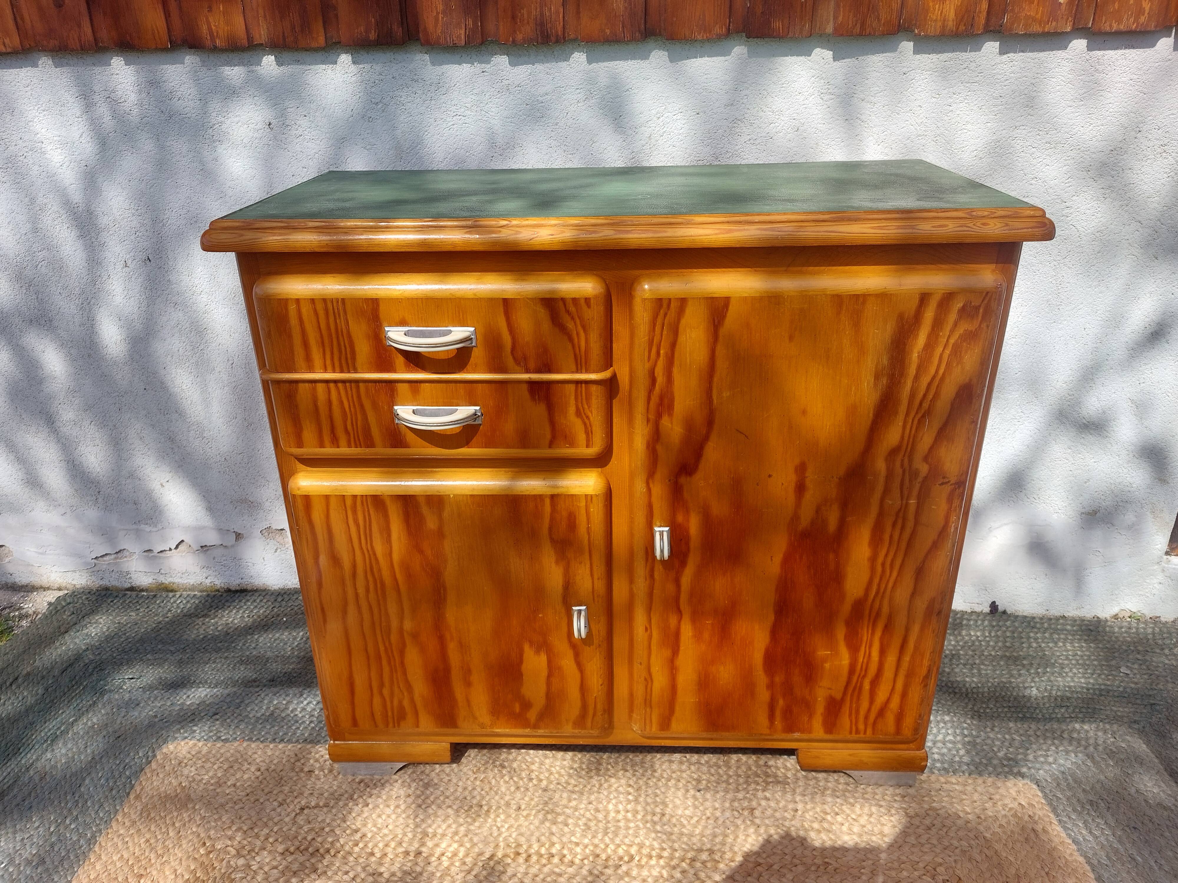 buffet Mado, portes asymétriques
