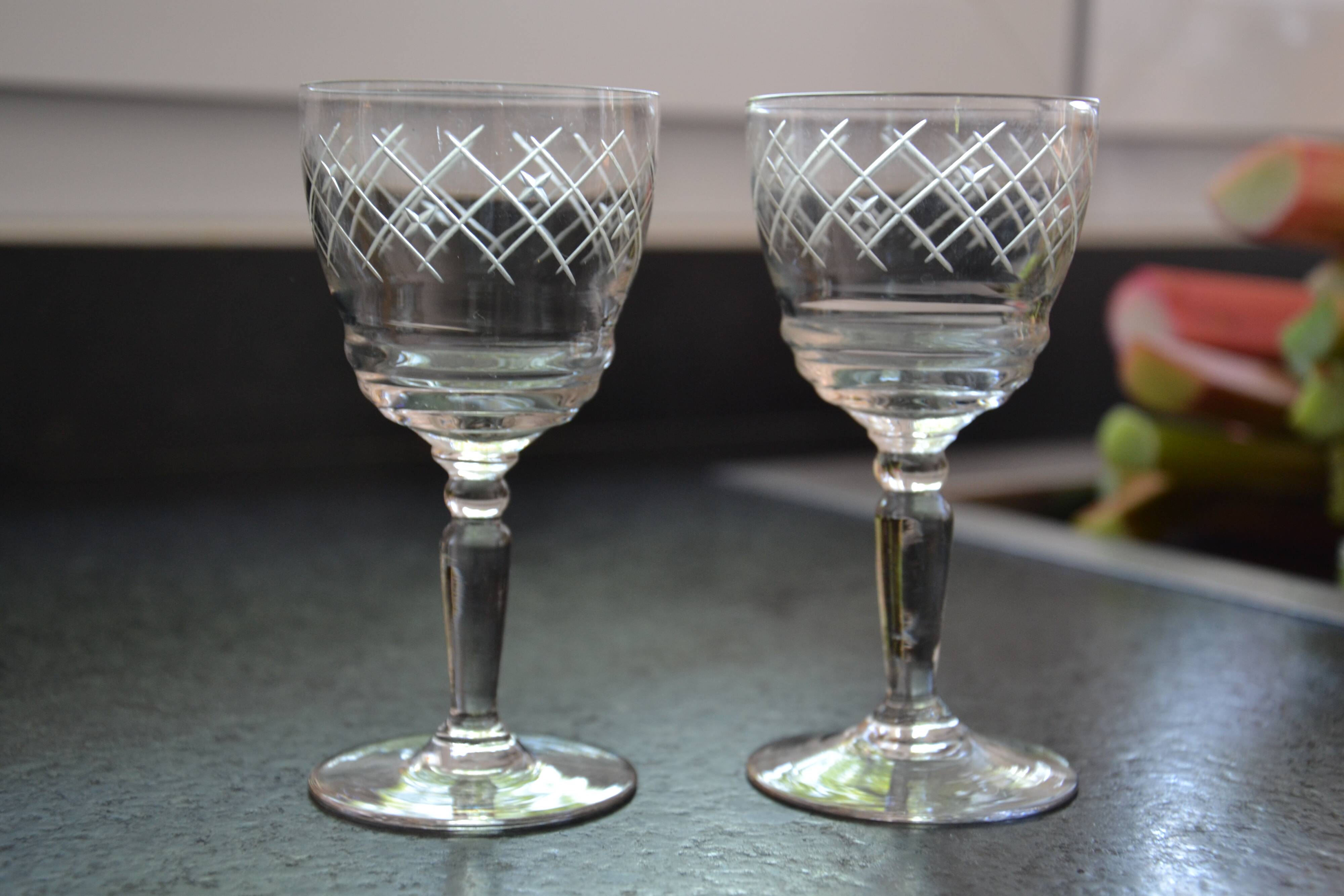 2 petits verres sur pied ciselés