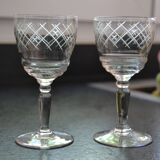 2 petits verres sur pied ciselés
