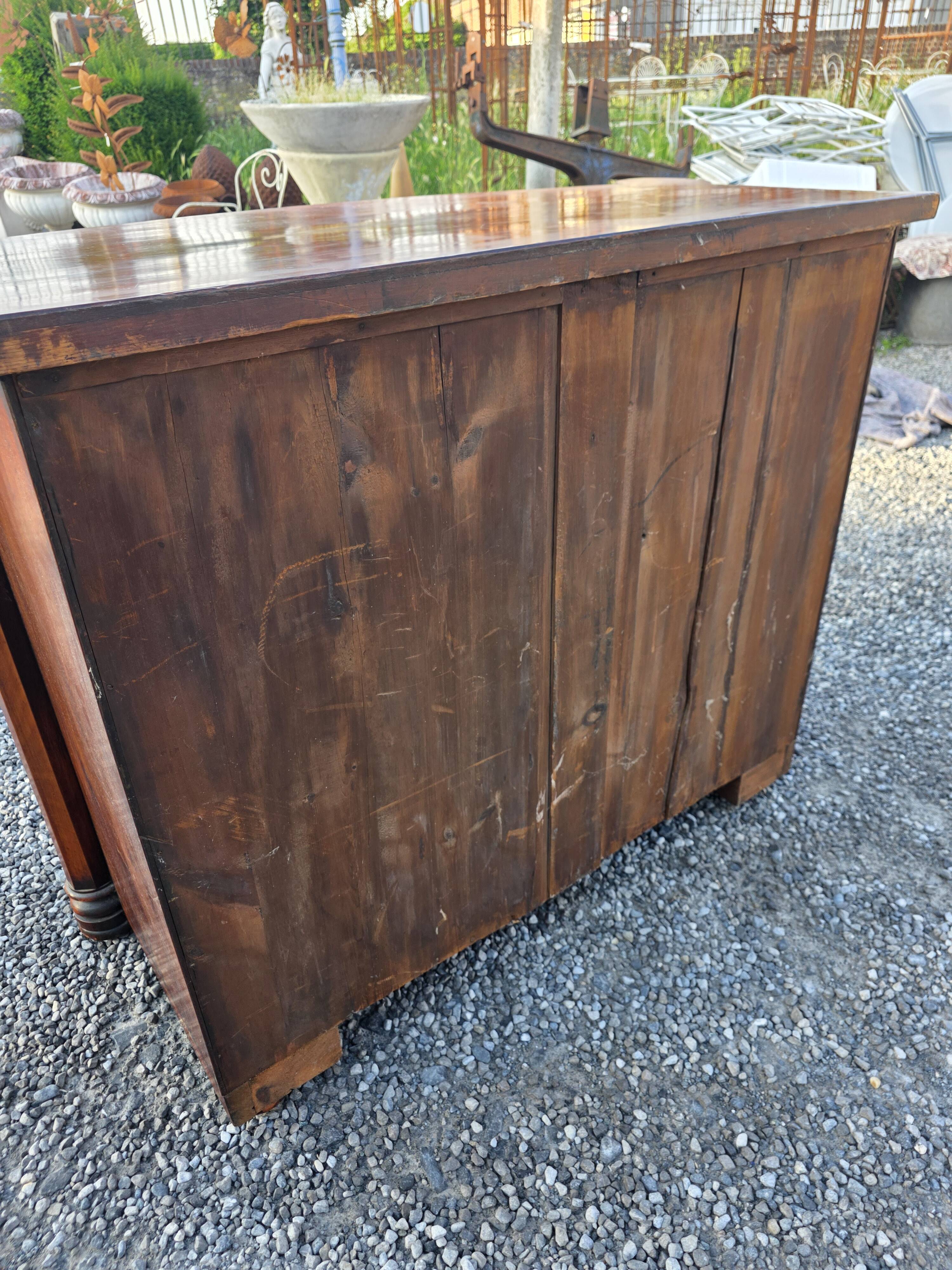 Commode galbée ancienne en acajou de style anglais