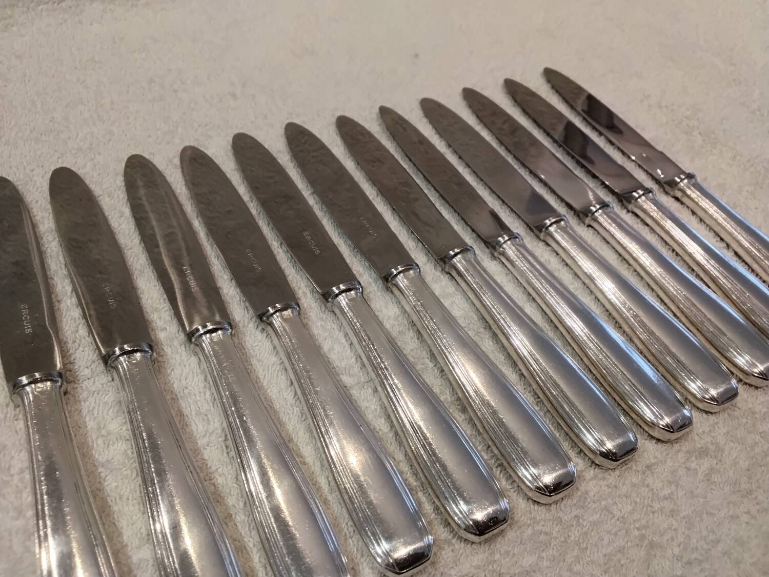 12 silver-plated dessert knives by the silversmith Ercuis, Senlis, 20.3 cm.