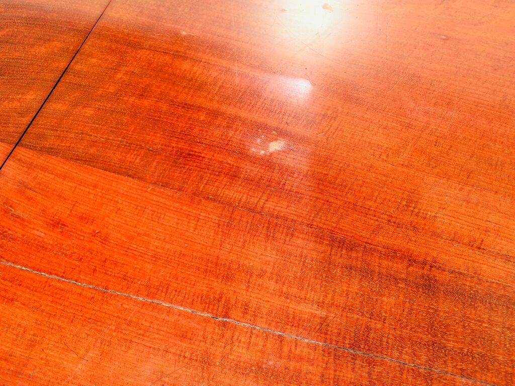 19th expandable empire table 4/6 p