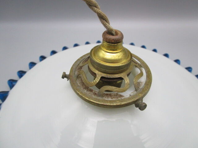 Old two-tone opaline suspension