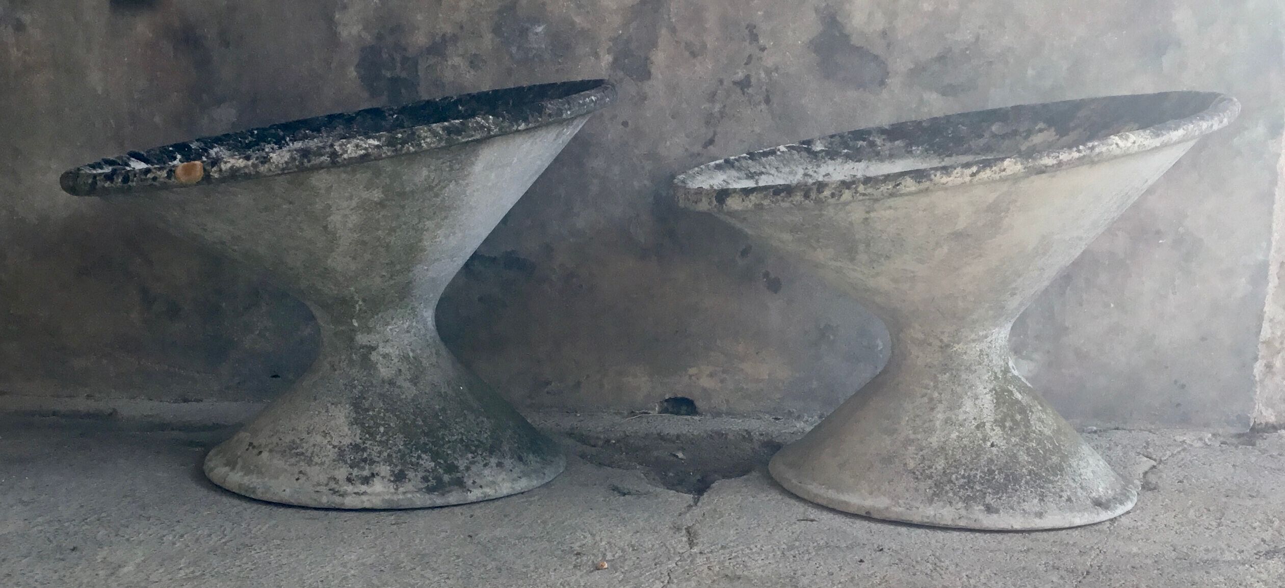 Pair of diabolo planters in fiber cement - vintage 1950