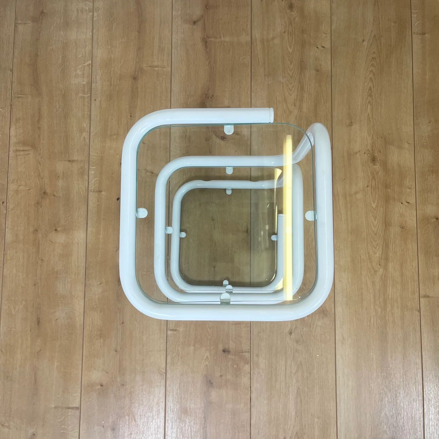 Table d’appoint vintage en métal tubulaire blanc et verre, design moderniste années 1980