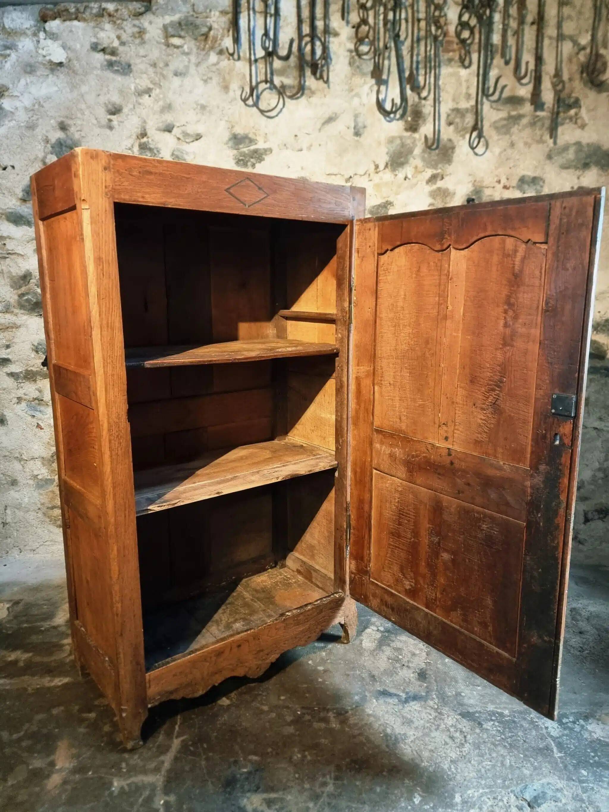 Armoire ancienne française en châtaignier – XVIIIe siècle