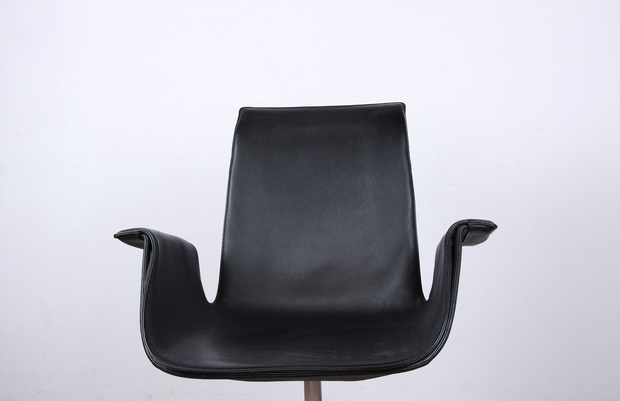 Danish armchair in Leather and Chrome Steel, model FK 6725 or "Tulip chair" by Preben Fabricius.